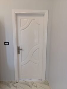 باب خشب مع ديكور 